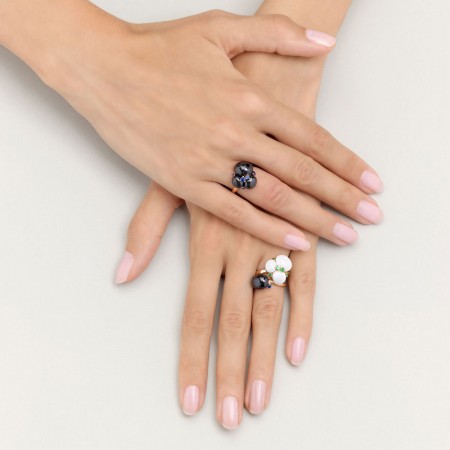 Bague en or rose, céramique blanche et Tsavorites Pomellato