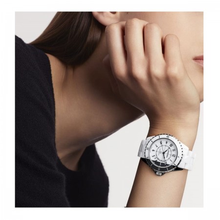 Montre J12 Paradoxe Calibre 12.1, 38 mm - Céramique haute résistance blanche et noire et acier - CHANEL - Vue portée