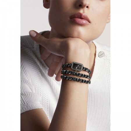 Montre Première Rock - Triple tour en acier avec revêtement noit et cuir noir, cadran laqué noir - CHANEL -  Vue portée