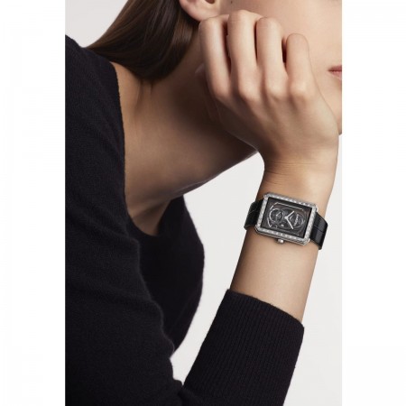 Montre BOY·FRIEND squelette - bracelet en veau motif alligator noir brillant - CHANEL - Vue portée